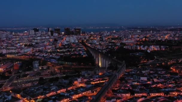 Освещал Лиссабон Сити Акведук Aguas Livres Ночью Голубой Час Португалия — стоковое видео
