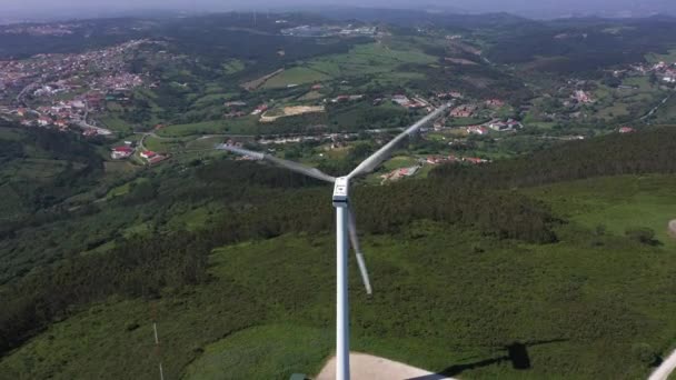 Větrná Turbína Čepelí Zelené Venkovské Oblasti Portugalsku Slunečný Den Letecký — Stock video