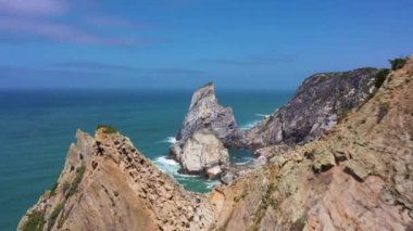 Güneşli bir günde Ursa Sahili, Deniz Yığınları, Kayalıklar ve Atlantik Okyanusu Dalgaları. Portekiz. Hava görüntüsü. Drone İleri Gidiyor