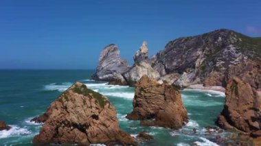 Ursa Sahili, İki Deniz Yığını, Kayalıklar ve Güneşli Gün 'de Atlantik Okyanusu Dalgaları. Portekiz. Hava görüntüsü. İnsansız Hava Aracı Uçurumlarda İlerliyor