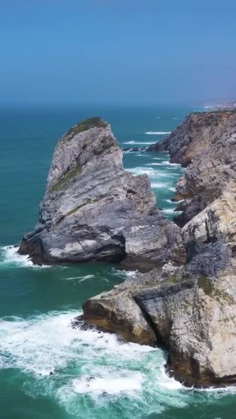 Ursa Beach Two Sea Stacks Cliffs Atlantic Ocean Waves Inglês — Vídeo de Stock