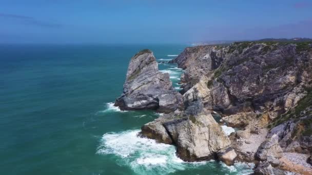 Παραλία Ursa Δύο Στοίβες Στη Θάλασσα Cliffs Και Κύματα Του — Αρχείο Βίντεο