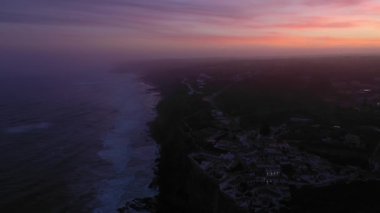 Azenhas, Sabah Alacakaranlığı, Atlantik Okyanusu 'nun Kayalıkları ve Dalgaları' nda Portekiz 'deki Mar Village' ı yapıyor. Hava görüntüsü. Drone geriye doğru hareket ediyor. Mavi Saat