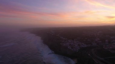 Azenhas, Sabah Alacakaranlığı, Atlantik Okyanusu 'nun Kayalıkları ve Dalgaları' nda Portekiz 'deki Mar Village' ı yapıyor. Hava görüntüsü. Drone İleri Gidiyor