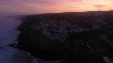 Azenhas, Sabah Alacakaranlığı, Atlantik Okyanusu 'nun Kayalıkları ve Dalgaları' nda Portekiz 'deki Mar Village' ı yapıyor. Hava görüntüsü. Yörüngede. Mavi Saat