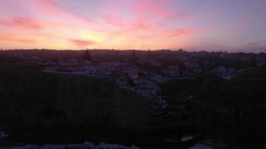 Azenhas, Sabah Alacakaranlığı, Atlantik Okyanusu 'nun Kayalıkları ve Dalgaları' nda Portekiz 'deki Mar Village' ı yapıyor. Hava görüntüsü. Yörüngede. Pembe Gökyüzü