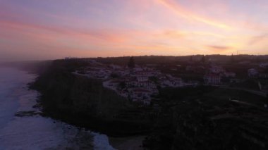 Azenhas, Sabah Alacakaranlığı, Atlantik Okyanusu 'nun Kayalıkları ve Dalgaları' nda Portekiz 'deki Mar Village' ı yapıyor. Hava görüntüsü. Drone Yukarı ve Geri Gidiyor