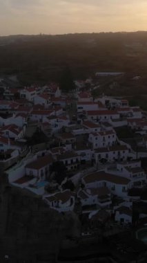 Azenhas, Portekiz 'de Sunrise' da Mar Village, Atlantik Okyanusu 'nun Kayalıkları ve Dalgaları' nı yapıyor. Hava görüntüsü. Yörüngede, yukarı doğru. Dikey Video
