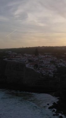 Azenhas, Portekiz 'de Sunrise' da Mar Village, Atlantik Okyanusu 'nun Kayalıkları ve Dalgaları' nı yapıyor. Hava görüntüsü. Yörüngede. Dikey Video