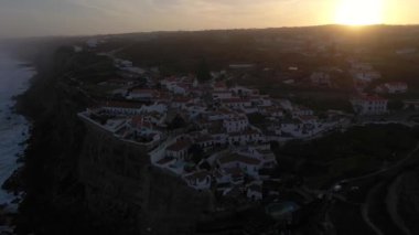 Azenhas, Portekiz 'de Sunrise' da Mar Village, Atlantik Okyanusu 'nun Kayalıkları ve Dalgaları' nı yapıyor. Hava görüntüsü. Yörüngede, Eğil