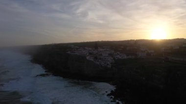 Azenhas, Portekiz 'de Sunrise' da Mar Village, Atlantik Okyanusu 'nun Kayalıkları ve Dalgaları' nı yapıyor. Hava görüntüsü. Yörüngede