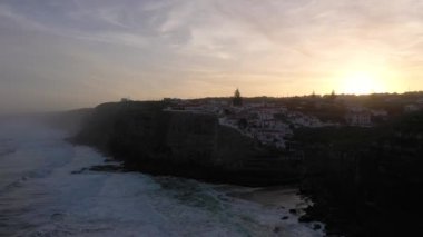 Azenhas, Portekiz 'de Sunrise' da Mar Village, Atlantik Okyanusu 'nun Kayalıkları ve Dalgaları' nı yapıyor. Hava görüntüsü. Drone İleri ve Yukarı Gidiyor