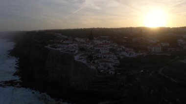 Azenhas, Portekiz 'de Sunrise' da Mar Village, Atlantik Okyanusu 'nun Kayalıkları ve Dalgaları' nı yapıyor. Hava görüntüsü. Drone Yukarı ve Geri Gidiyor