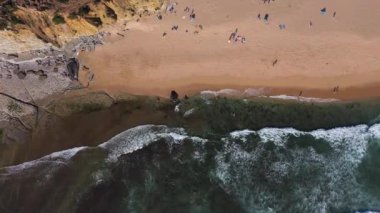Ribeira DIlhas Sahili ve Atlantik Okyanusu Dalgaları Güneşli Gün 'de. Portekiz. Hava Yüksek Açı Görünümü. İHA Yan Hareketleri