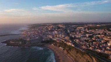 Ericeira City, Sunset, Atlantic Ocean ve Beach 'te. Portekiz. Hava görüntüsü. Yörüngede