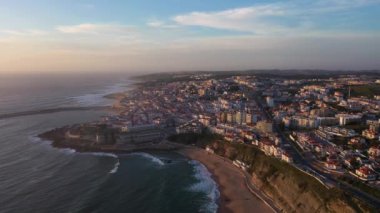 Ericeira City, Sunset, Atlantic Ocean ve Beach 'te. Portekiz. Hava görüntüsü. Drone İleri Gidiyor
