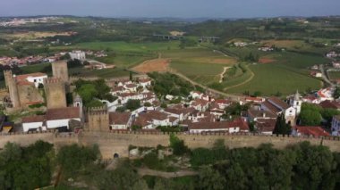 Obidos Duvarı, Kale ve Şehir. Portekiz. Hava görüntüsü. İHA Yan Hareketleri