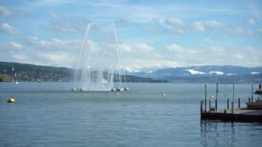 Zürih Çeşmesi, Zürih Gölü ve İsviçre Alpleri. İsviçre.