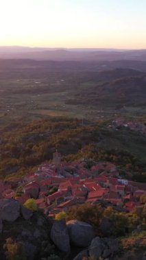 Sunset 'teki Monsanto Köyü. Tepeler ve Dağlar. Portekiz. Hava görüntüsü. İHA ileri, Eğil. Dikey Video