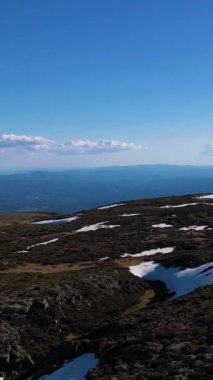 Güneşli bir günde Serra Da Estrela Dağları. Portekiz. Hava görüntüsü. Drone ileri gidiyor. Dikey Video