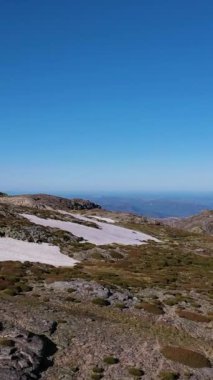 Güneşli bir günde Serra Da Estrela Dağları. Portekiz. Hava görüntüsü. Drone ileri gidiyor. Dikey Video