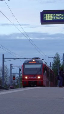 ZURİH, SWitzERLAND - 25 Nisan 2024 Uetliberg treni istasyona yaklaşıyor.