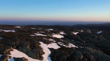 Sunrise 'daki Serra Da Estrela Dağları. Hava görüntüsü. Drone İleri Gidiyor