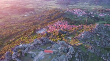 Monsanto Village ve Sunset 'teki Monsanto Kalesi. Portekiz. Hava görüntüsü. Drone Geriye Gidiyor