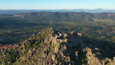 Güneşli bir günde Monsanto Kalesi. Portekiz. Hava görüntüsü. Yörüngede