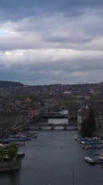 Zürih Eski Şehir Skyline ve Limmat Nehri Bulutlu Gece. İsviçre. Hava görüntüsü. Drone yukarı doğru hareket ediyor. Dikey Video