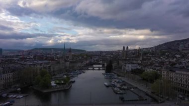 Zürih Eski Şehir Skyline ve Limmat Nehri Bulutlu Gece. İsviçre. Hava görüntüsü. Drone Yukarı ve Geri Gidiyor