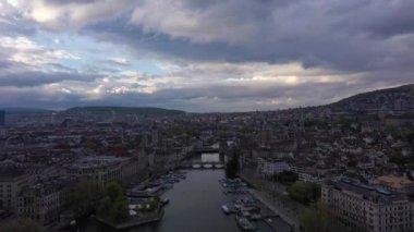 Bulutlu Gece 'deki Zürih Eski Şehir ve Limmat Nehri. İsviçre. Hava görüntüsü. Drone İleri ve Yukarı Gidiyor