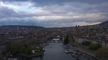 Zürih Eski Şehir Skyline ve Limmat Nehri Bulutlu Gece. İsviçre. Hava görüntüsü. Drone Yukarı Gidiyor