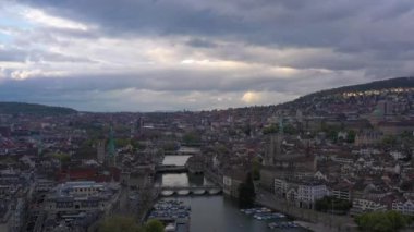 Zürih Eski Şehir Skyline ve Limmat Nehri Bulutlu Gece. İsviçre. Hava görüntüsü. Yörüngede
