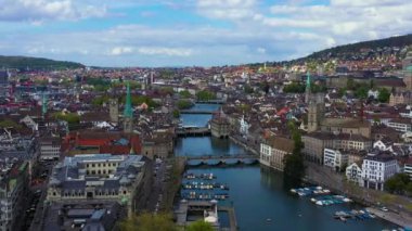 Güneşli bir günde Zürih Eski Şehir Skyline ve Limmat Nehri. İsviçre. Hava görüntüsü. Yörüngede
