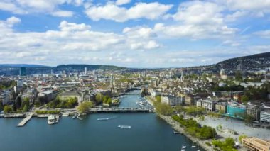 Güneşli bir günde Zürih Şehri Skyline ve Limmat Nehri. İsviçre. Hava Hızı Hızı, Zaman Hızı. Drone İleri Gidiyor