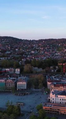Akşam vakti Zürih 'te. Şehrin doğu yakası, Hochschulen Bölgesi. İsviçre. Hava görüntüsü. İnsansız hava aracı yan yana hareket ediyor. Dikey Video