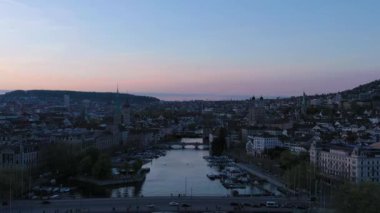 Zürih Şehri Eski Şehir ve Limmat Nehri. İsviçre. Hava görüntüsü. Drone İleri ve Yukarı Gidiyor