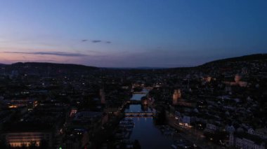 Geceleri Zürih Şehri Eski Şehir ve Limmat Nehri 'ni aydınlatırdı. Mavi Saat. Temiz Gökyüzü. İsviçre. Hava görüntüsü. Yörüngede