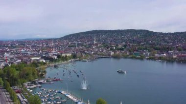 Güneşli günde Zürih Skyline ve Zürih Gölü. İsviçre. Hava görüntüsü. İHA Yan Hareketleri