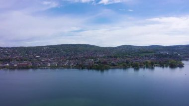 Güneşli günde Zürih City ve Zürih Gölü. Şehrin doğu yakası, Hochschulen ve Seefeld ilçeleri. İsviçre. Hava görüntüsü. İHA Yan Hareketleri