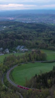 Uetliberg Dağı 'na giden tren. Zürih Skyline. İsviçre. Hava görüntüsü. Dikey Video