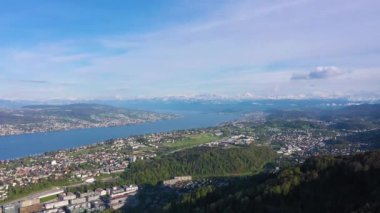 Zürih Şehri, Zürih Gölü ve Uetliberg Dağı 'ndan İsviçre Alpleri. İsviçre. Hava görüntüsü. Drone İleri Gidiyor