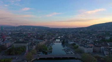 Zürih Şehri Eski Şehir ve Gündoğumunda Limmat Nehri. Altın Saat. İsviçre. Hava görüntüsü. Drone İleri Gidiyor