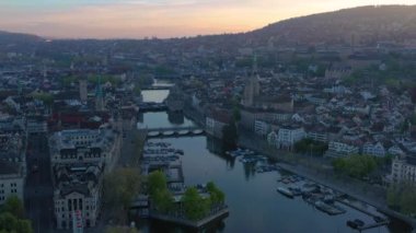 Zürih Şehir Merkezi ve Gündoğumunda Limmat Nehri. Altın Saat. İsviçre. Hava görüntüsü. Yörüngede