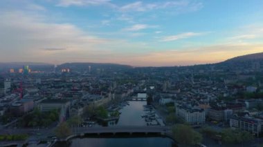 Zürih Şehir Merkezi Skyline ve Limmat Nehri Sunrise 'da. Altın Saat. İsviçre. Hava görüntüsü. İHA Yan Hareketleri