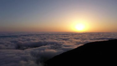 Hill ve Clouds Inversion Sunrise 'da. Hava Aracı Atışı. Madeira, Portekiz. İleriye Taşınma