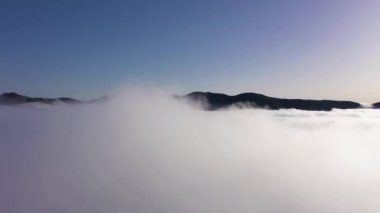 Güneşli günde Dağlar ve Bulut Ters Dönüşümü. Hava Aracı İniş Çekimi. Madeira, Portekiz. İleri ve Yukarı Gidiyor