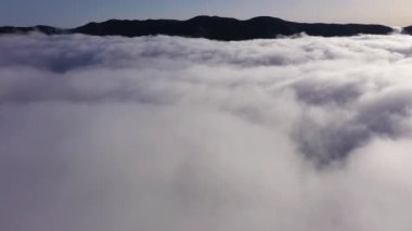 Güneşli günde Dağlar ve Bulut Ters Dönüşümü. Hava Aracı İniş Çekimi. Madeira, Portekiz. İlerliyor, Eğiliyor