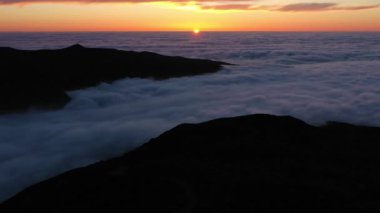 Sunset 'te Dağların Siluetleri ve Bulut Ters Dönüşü. Hava Aracı Atışı. Madeira, Portekiz. İlerleyin, ilerleyin. Görüntü Görüntüsü